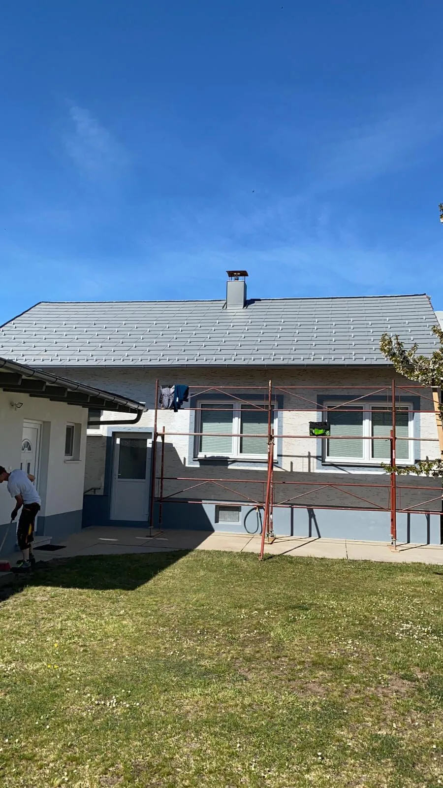 Fertiggestelltes Einfamilienhaus mit grauem Blechdach