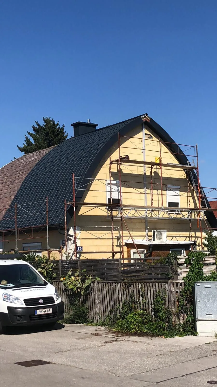 Mansardendach mit neuer PREFA-Eindeckung in Anthrazit, eingerüstet
