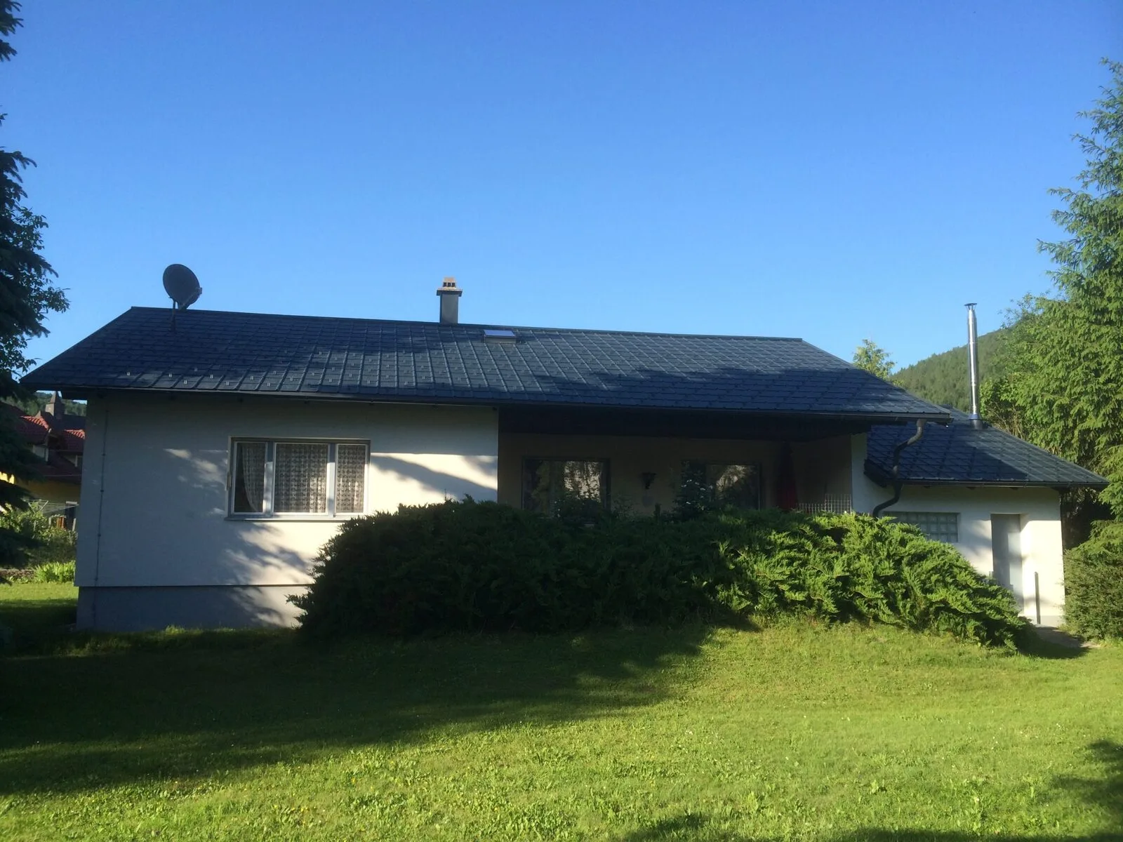 Bungalow mit neuem dunklem Dach nach der Sanierung