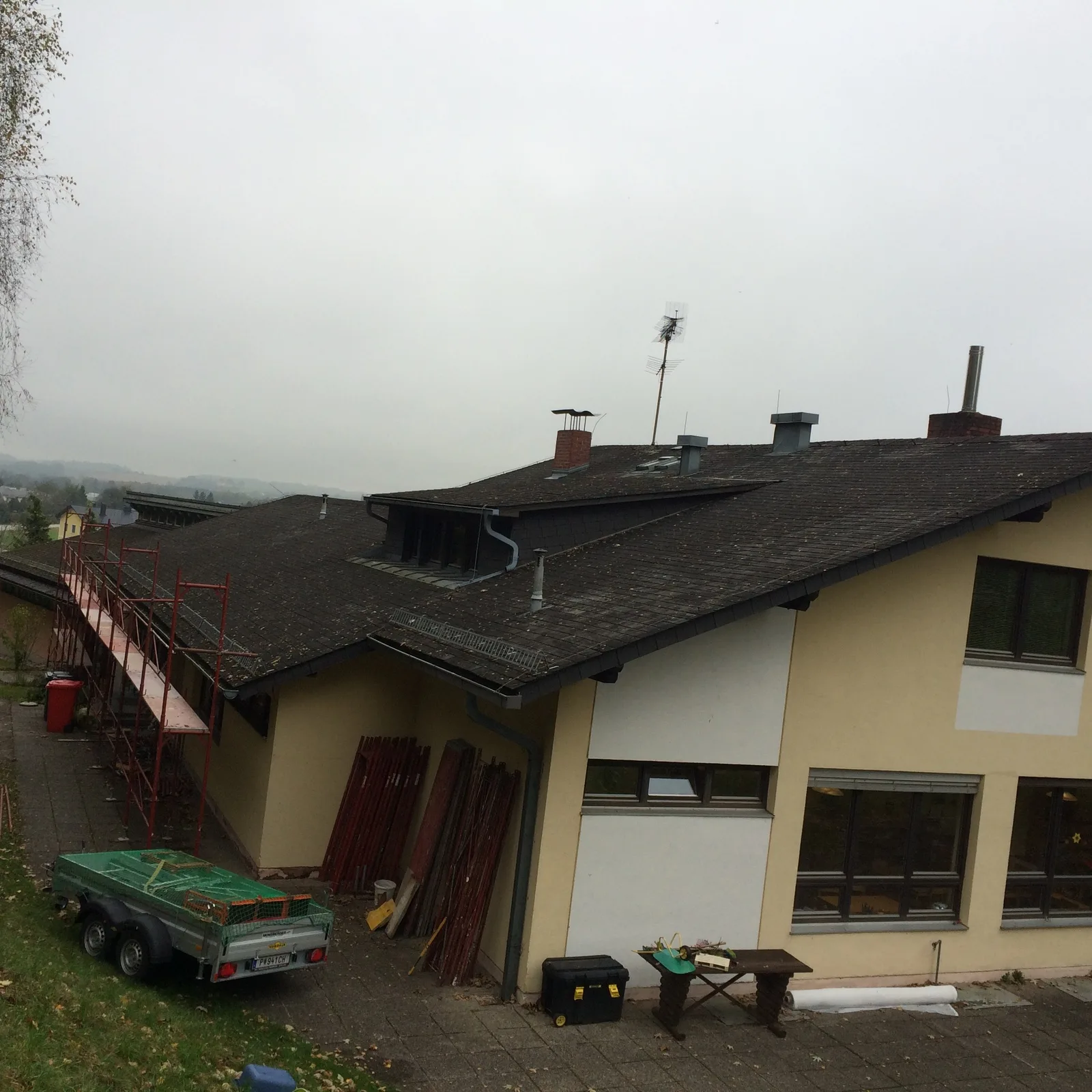 Wohnhaus mit altem dunklem Dach vor Beginn der Sanierung