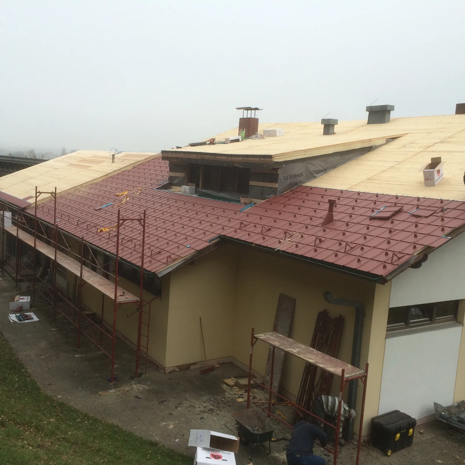 Dasselbe Wohnhaus während der Neueindeckung, halb gedeckt