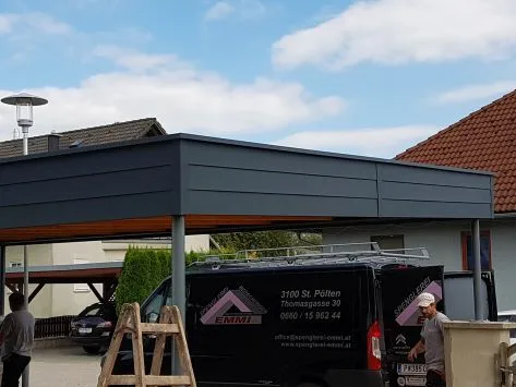Carport mit neuer Blecheindeckung und Firmenfahrzeug der Spenglerei EMMI