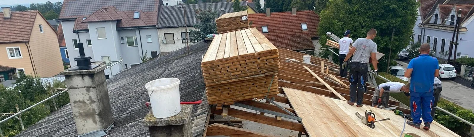 Spengler der Firma EMMI bei Arbeiten an einem abgedeckten Dachstuhl